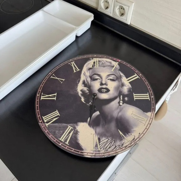 Marilyn Monroe Rare Vintage Wall Clock - Picture 2 of 2